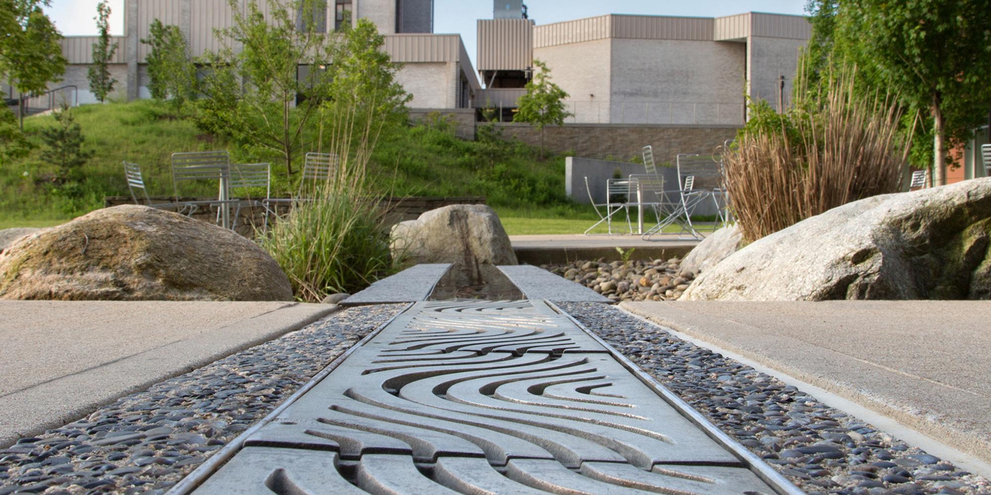 Stormwater feature at the 罗德岛大学 (URI) Center for Biotechnology and 生命科学 (CBLS)